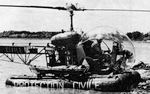 Le Bell 47 G2 F-BILH n°157 de Protection civile équipé de flotteurs et d'une civière extérieure, en 1957, lors d'une démonstration à Argent-sur-Sauldre (Cher). Équipage Jacques Dumas (pilote) - Raymond Dupressoire (pilote) - Photo AGHSC 