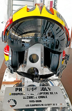 Les trois pilotes et quatre mécaniciens opérateurs de bord (MOB) de la base de Quimper-Pluguffan ont subtilisé son ancien casque afin de le faire customiser aux couleurs de Dragon en y inscrivant les insignes des escadrilles où il est passé ainsi qu'un compteur de vol sur l'arrière - Photo DR