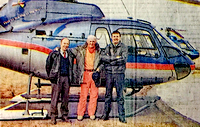 Devant l'AS 350 B3 F-WQEX du record du monde d'altitude (14 mai 2005), de gauche à droite : Xavier Larcevette, Rene Romet et Didier Delsalle - Photo DL