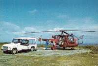 Déchargement du courrier pour l'île d'Oussant acheminé par l'Alouette III de la Sécurité civile - Photo utilisée sur petit calendrier PTT de 1986 - Photo SIC PTT