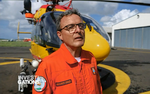 Denis,Vuillemin, pilote et chef de Base Sécurité civile du Lamentin (Martinique). En arrière-plan l'EC 145 Dragon 972 F-ZBQK - Photo DR France Ô