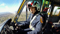 Désiree Horton aux commande de son hélicoptère (BELL UH-1H, immatriculé N488DF) pour combattre les feux de forêts en Californie - Photo DR ABC News