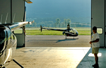 Le R22 Delta Oscar nous attend bien sagement devant le hangar sur le tarmac de l'aéroport de Chambéry-Savoie (LFLB) - Photo © Christophe Gothié