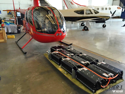 Le pack batteries du R44 (11 modules de batterie Brammo pesant 500 kg) - Photo © Tier 1