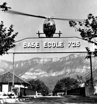 Entrée de la Base Ecole 725 (Bell 47 avec posé patin sur le portail) Le Bourget-du-Lac fin des années 50 - Photo DR