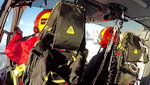 Eric, Pilote de l'EC 145 et Alexandre (MOB) aux commandes du treuil de Dragon 74 - Photo D