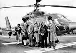 Jean-Marie Potelle en compagnie des passagers, prêts à embarquer dans le Dauphin F-GBEO - Photo © Michel Mazery - collection Jean-Marie Potelle