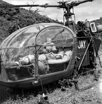 Évacuation, avec une Alouette 2 F-ZJAY de l'ALAT, du célèbre cycliste Roger Rivière victime d'une grave chute le 10 Juillet 1960 au col de Perjuret en Lozère. L'appareil évacua la victime sur l'Hôpital de Montpellier en compagnie du Docteur DUMAS - Photo DR