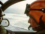Le Mécanicien d'équipage Francis Delafosse en mission de recherche avec l'Alouette II de la Sécurité civile durant l'été 1976. Photo collection Francis Delafosse