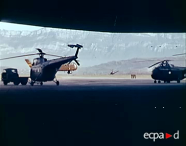 Sikorsky H19 dans les hangars de la BA 725 au Bourget-du-Lac en 1958 - Photo ecpad