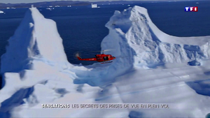 Durant un vol au-dessus des glaces du Groenland avec le Bell 212 OY-HDM - Photo © Airborne Films 