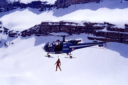 Paroi des Sarradets, hélitreuillage de Philippe de Dieuleveult depuis l'Alouette 3 F-MJBP (Pilote Roger DATHY) le 28 avril 1984 (Tournage de l'émission "La Chasse aux trésors dans le cirque de Gavarnie) - Photo collection Jean-Marie Potelle