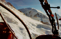 A l'intérieur de l'Alouette III avec en arrière-plan le Mont Blanc - Photo collection Francis Delafosse