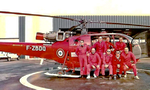 Les équipages de la Base de Nice posent devant l'Alouette 3 F-ZBDQ dans les années 80, avec de gauche à droite : MAIFRET (administratif), MERLE (méca. nav.), RIERA (Pilote), DURAND (Pilote-Chef de Base), MONTINI (Resp.Méca.), MINVIELLE (Méca. Nav.), BEAUMARD (Pilote) et DUCHATEL (Méca. Nav.) - Photo DR collection Marck Duchatel 