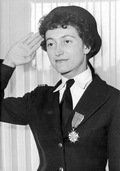 Le 27 octobre 1953, la capitaine Valérie-Aimée André est décorée de l'ordre national du mérite au cours d'une cérémonie au Ministère de l'Air - Photo KEYSTONE-FRANCE/Gamma-Rapho Getty Images