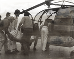 Embarquement du blessé à bord de l'Alouette III F-ZBDO - Photo collection F. Delafosse
