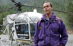 Devant son Lama F-GIBK, le Pilote Pascal Brun de CMBH est interviewé sur la DZ des Bois en 1994 - Photo INA