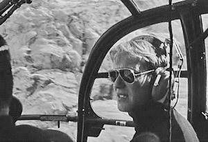 Le pilote aux commandes de l'Alouette III d'Héli Union le 16 septembre 1969 en route pour le refuge des Écrins (05) - Photo INA