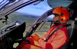 Le pilote aux commandes de l'EC 145 Dragon 34 de la Sécurité civile - Photo France 3