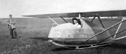 Valérie André, 23 ans, aux commandes d'un planeur AVIA XV-A, à Beynes, vers 1945 - Photo DR