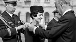 Valérie André devient la première femme générale des armées françaises, décorée par Georges Pompidou, le 21 avril 1976 - Photo DR