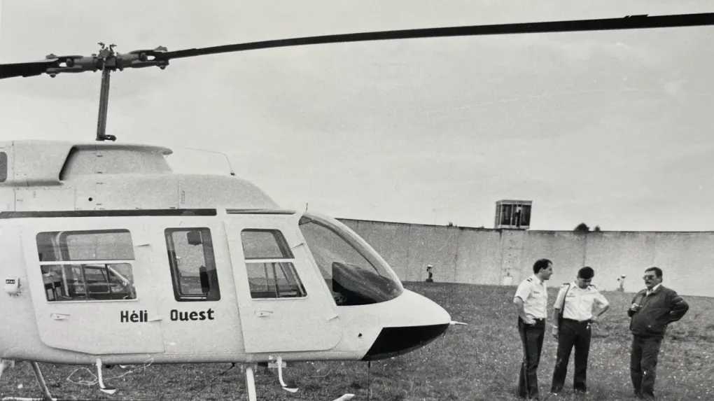 En 1992, un détenu a tenté de se faire la belle par la voie des airs. Ici, l'hélicoptère Bell206 Long Ranger de la société Héli-Ouest dans le no man's land, le lendemain de la tentative d'évasion - Photo archives NR, Jean-Michel Golleret