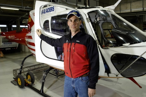 Bertrand Raetz, père de trois enfants, n'a jamais vécu « ça » en vingt-sept ans de carrière. Samedi, alors qu'il était en vol stationnaire, son Ecureuil B3 a été la cible de blocs de neige jetés par un Bernois - Photo © Sedrik Nemeth