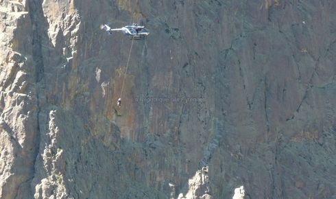 L'hélicoptère EC 145 F-MJBB a dû s'approcher au plus près de la paroi - Photo © REPRO PP