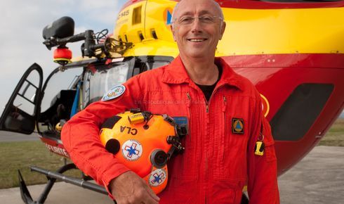 Ancien pilote de combat, Patrick Claquin se « rachète » aujourd'hui en sauvant des vies en montagne et en plaine. Naissance en 1956 à Autun en Saône-et-Loire. Armée de l'Air puis intègre le 5e RHC de Pau après avoir échoué à son examen de pilote. Pilote instructeur d'hélicoptère de 1983 à 1988 dans le Var puis en Allemagne, et quittera l'armée pour entrer à l'école de police en 1989. Affecté à la base de la Sécurité Civile à Pau en octobre 1992, il dirige l'équipe depuis 1997. Plusieurs fois récompensé pour des secours périlleux, il s'est vu dernièrement décerner le grade de Chevalier dans l'Ordre National du Mérite - Photo © Laurence Fleury