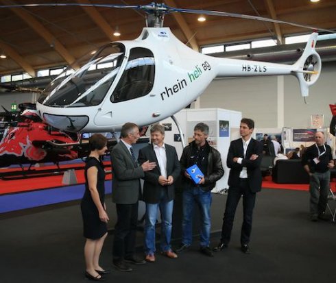 Remise de la clé par Bruno Guimbal à Andreas Meier, directeur de Rhein-Heli - Photo : © Robin Moret / Hélicoptères Guimbal