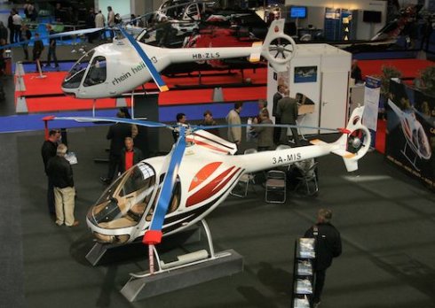 Les deux Cabri G2 exposés sur le stand Guimbal Helicoptères ont été convoyés en vol depuis Aix-en-Provence - Photo : © Robin Moret / Hélicoptères Guimbal