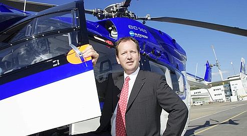 Lutz Bertling, président d'Eurocopter : « Nous comptons livrer cette année un nombre d'appareils équivalent à celui de 2008. » À droite, le futur EC175, fruit de la coopération avec l'industrie chinoise, qui devrait effectuer son premier vol d'essai fin 2009. Crédits photo : bernhardhuber.com