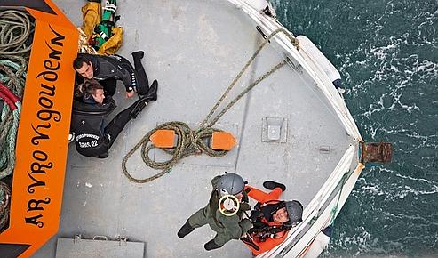 Pour évacuer ce marin-pêcheur blessé à la jambe et en hypothermie, pompiers et équipage de l'hélicoptère de secours interviennent de concert.