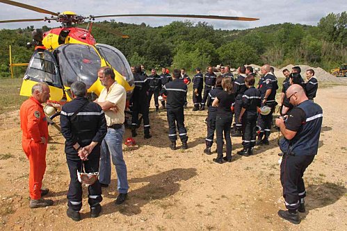 Antoine Rodriguez et Xavier Nicolas les pilotes, accompagné de Michel Livonnet, mécanicien opérateur de bord ont donné les Consignes de sécurité d'usage pour l'embarquement, le débarquement et l'accrochage des charges sous l'appareil en vol stationnaire.