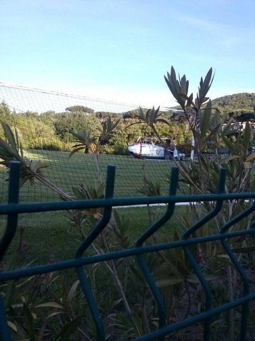 Après son décollage d'une hélistation privée à Gassin, cet hélicoptère s'est crashé sur la pelouse - Photo DR