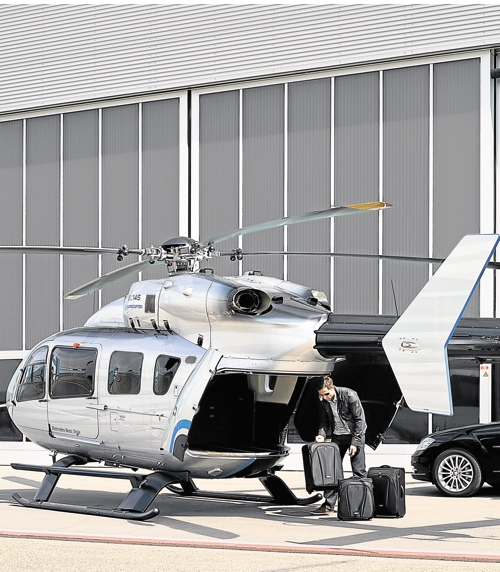 Les équipes de Mercedes Benz n'ont rien laissé au hasard : de l'habillage cuir de la cabine, au moelleux des sièges baquets, en passant par les placages de bois précieux, tout est fait pour assurer le confort des passagers. Même les peintures ont été adaptées par Mercedes. Le gris habituel des pales des rotors de l'EC 145 ont cédé la place au noir. Les espaces de rangement sont nombreux et spacieux. Photo - DR