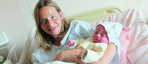  Un incroyable baptême de l'air, hier après-midi, pour Rachel et le petit Matéo, 3,410 kg - Photo R. Ray 