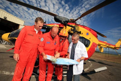 Séance de briefing devant Dragon 2B pour Xavier Roy, responsable de la base hélico de Bastia-Poretta, Christophe Poillot, mécanicien-opérateur de bord, Christophe Sauli, pilote, et le Dr Sency du Samu 2B - Photo Gérard Baldocchi
