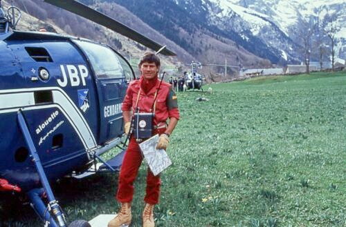 Alouette 3 F-MJBP Gendarmerie avec Philippe de Dieuleveult (Écureuil F-MJCF gendarmerie) lors du tournage de "La chasse aux trésors" en avril 1984 - Photo DR