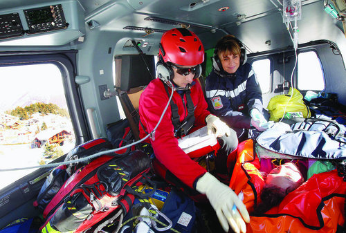 Fracture du fémur sur les pistes d'Auron : une intervention classique en février pour l'hélicoptère de la Sécurité civile, qui réalise en moyenne 538 interventions par an - Photo Richard Ray
