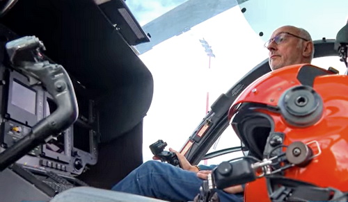 Le pilote Patrick Claquin aux commandes de l'EC 145 (anciennement BK 117) Dragon 64 - Photo DR France 3