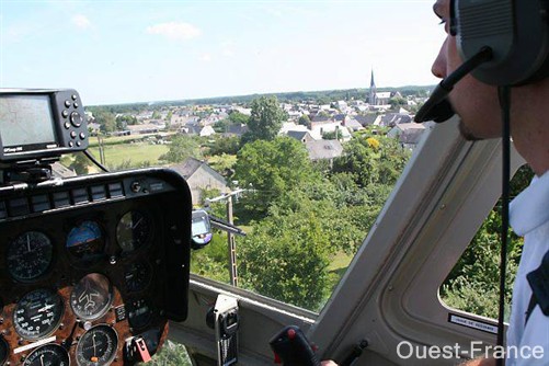 En six heures de vol, l'équipage de l'hélicoptère contrôle 180 kilomètres de lignes électriques, par jour - Photo Ouest France