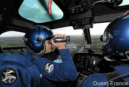 L'un des deux hélicoptères Ecureuil basés à Rennes, à la Région de gendarmerie, a participé hier à une mission de surveillance au-dessus de l'autoroute A13. A droite, le maréchal des logis chef Christophe Perroche, pilote. A ses côtés, le maréchal des logis Patrice Provost, mécanicien - Photo Stéphane Geufroi 