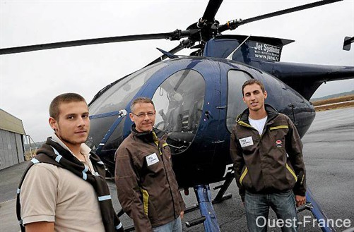 L'équipage du McDonnell-500 qui scrute les lignes électriques sarthoises pour le compte d'ERDF. De gauche à droite, Hugo Roux, l'observateur, Frédéric Lasserre, le pilote, et Pierre Thomas, le navigateur - Photo Joël Le Gall