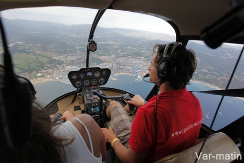  Yannick Rambaud aux commandes de son hélico rouge survolant le golfe. - Photo Hervé Lillini 