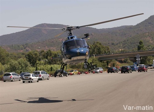 L'hélicoptère de la gendarmerie s'est posé devant le péage du Capitou pour embarquer un officier de police judiciaire devant le regard médusé des vacanciers - Photo P. C.