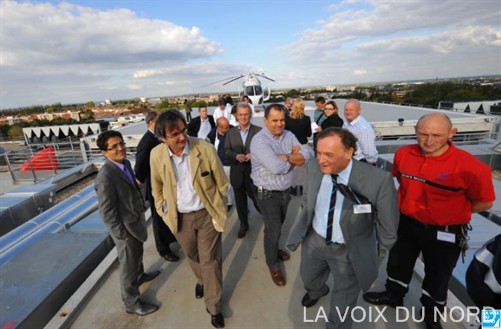 Sur fond d'hélicoptère, le Dr Goldstein, responsable du SAMU, et Philippe Jahan, directeur général de Jean-Bernard - Photo Bruno FAVA : La Voix du Nord 