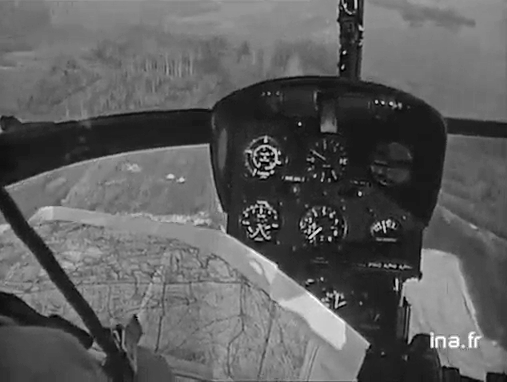 A bord de l'Alouette 2 F-ZBAA de la Protection civile lors des inondations en 1966 - Photo DR INA
