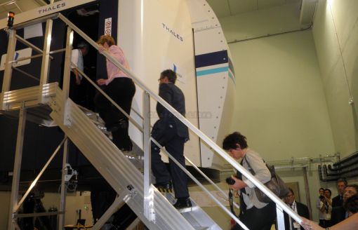  Elus et officiels ont été invités à monter dans le simulateur - Photo charentelibre.fr