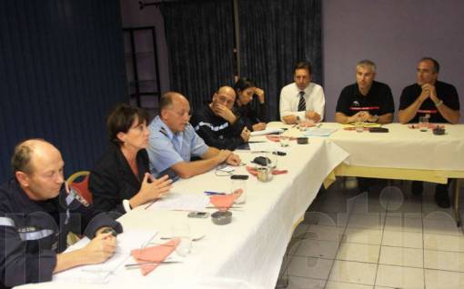 Josette Pons (2e en partant de la gauche), député, a entendu les doléances des responsables des secours dans le département à propos de Dragon 83 - Photo : Frank Muller